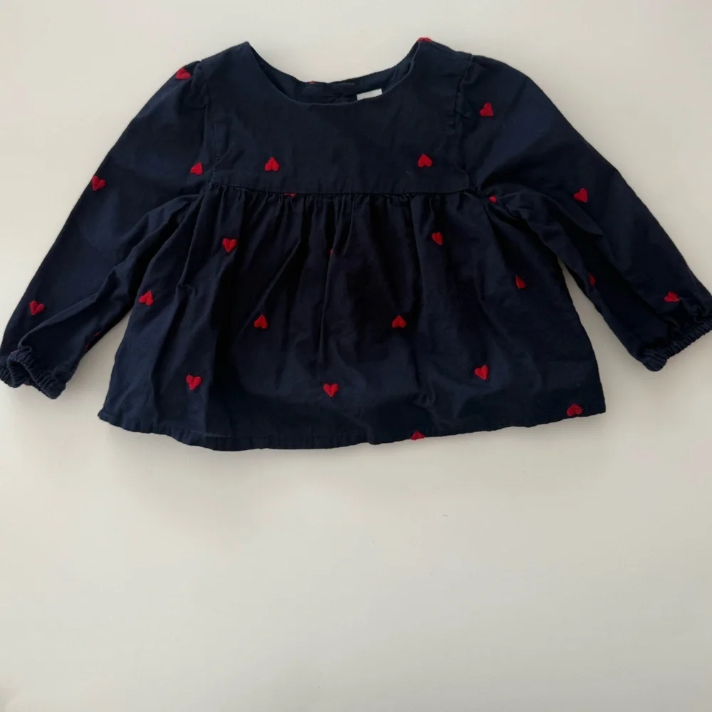 BabyGap 6-12M Navy Blue Kids Shirt with Red Heart Accents​